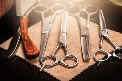 Straight,Razor,And,Different,Scissors,In,Hairdressing,Salon